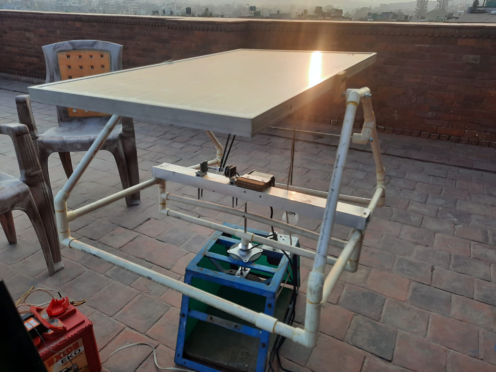 Dual-axis solar tracker hardware, rooftop installation